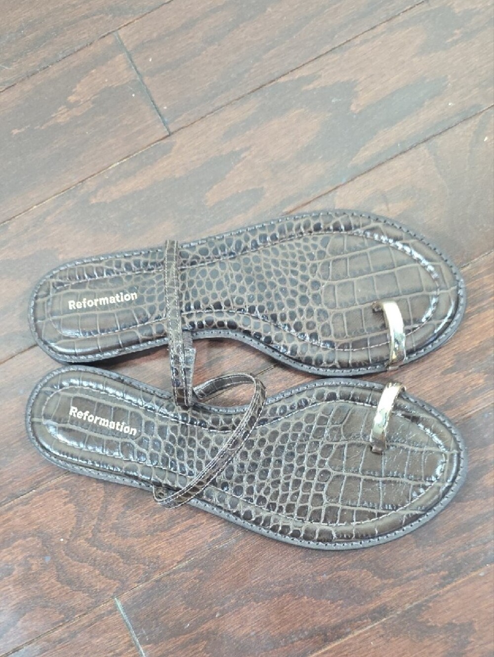Reformation Cassandra Flat Sandal in Dark Brown with Gold Toe Ring - Picture 4 of 6